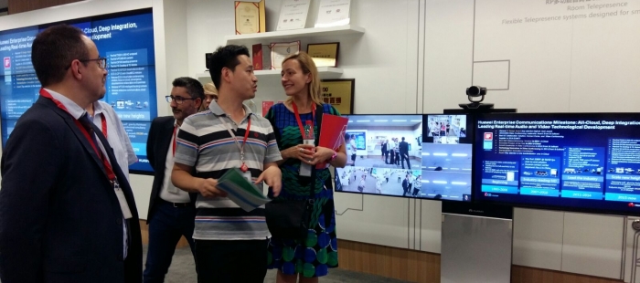 Gastón visita el centro de I+D+i de Huawei en la ciudad china de Hangzhou